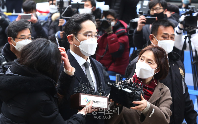 이재용 삼성전자 부회장이 18일 서울 서초동 서울고등법원에서 열린 '국정농단' 사건 파기환송심 선고 공판에 출석하고 있다.  2021.01.18