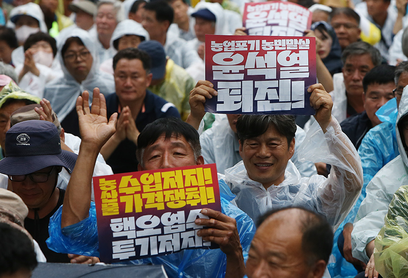 분노한 농민들, 서울 도심서 “농업 포기, 윤석열 정권 퇴진하라” 외쳐 - 민중의소리