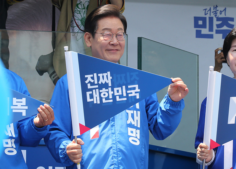 이재명 더불어민주당 대선 후보가 26일 경기도 수원시 영동시장 입구 앞에서 열린 수원시 집중유세에서 시민들에게 지지를 호소하고 있는 모습. 자료사진. 2025.05.26