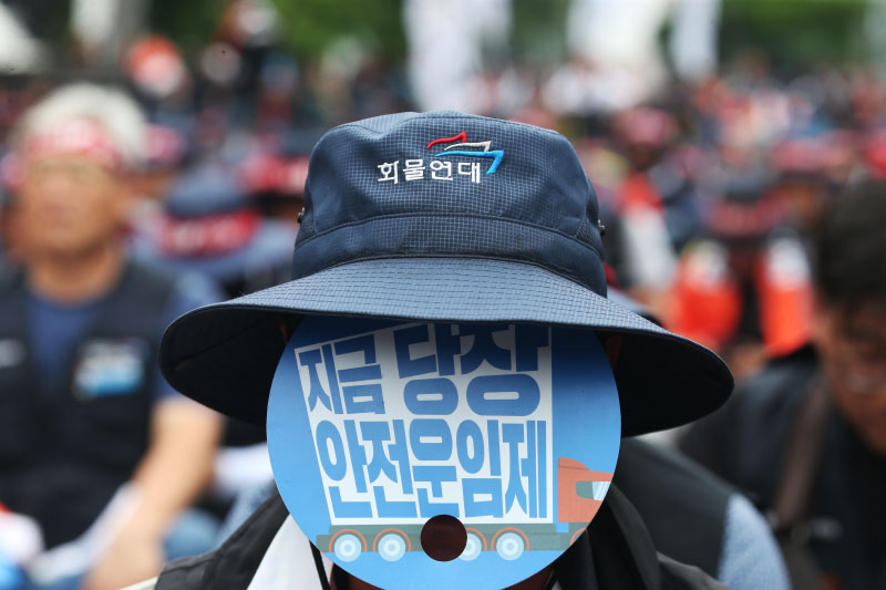 민주노총 공공운수노조 화물연대본부(화물연대) 조합원들이 18일 서울 여의도 국회 앞에서 열린 안전운임제 입법 촉구 결의대회에서 입법을 촉구하고 있다. 2025.07.18