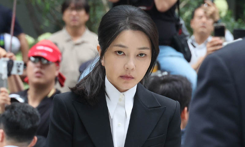 윤석열 전 대통령의 부인 김건희 여사가 6일 오전 서울 종로구 광화문에 위치한 민중기 특검 사무실에 피의자 신분으로 소환 조사 받기 위해 출석하고 있다. 2025.08.06