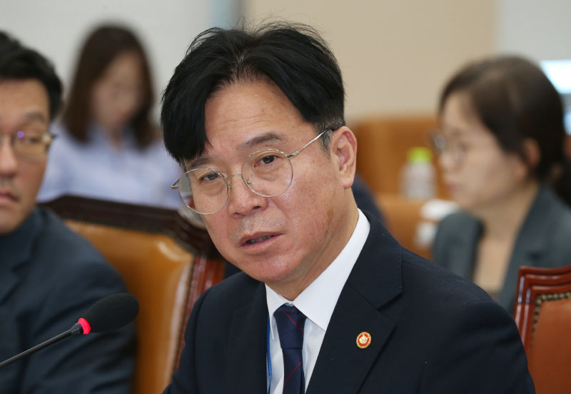 김영훈 고용노동부 장관이 15일 오전 서울 여의도 국회에서 열린 기후에너지환경노동위원회의 고용노동부 국정감사에서 의원 질의에 답변하고 있다. 2025.10.15
