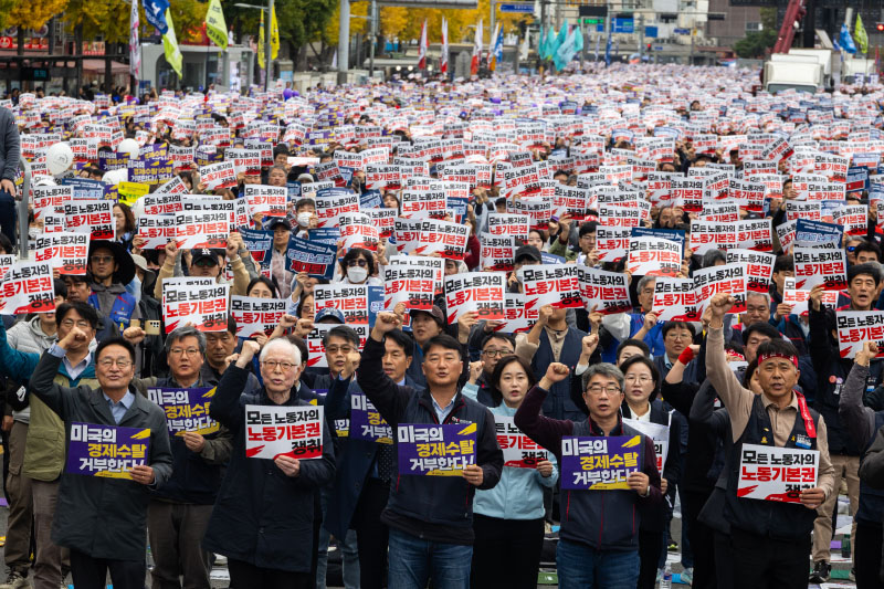 양경수 민주노총 위원장과 조합원들이 8일 서울 중구 동대문디자인플라자(DDP) 인근에서 열린 민주노총 '전태일 열사 정신계승 2025 전국노동자대회’에서 구호를 외치고 있다. 2025.11.08