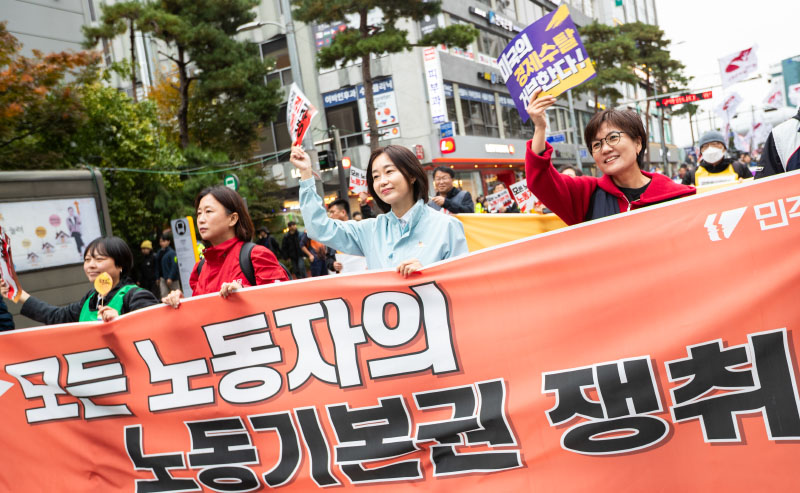 민주노총 조합원들과 김재연 진보당 상임대표가 8일 서울 중구 동대문디자인플라자(DDP) 인근에서 열린 민주노총 '전태일 열사 정신계승 2025 전국노동자대회’를 마친 뒤 행진을 하고 있다. 2025.11.08