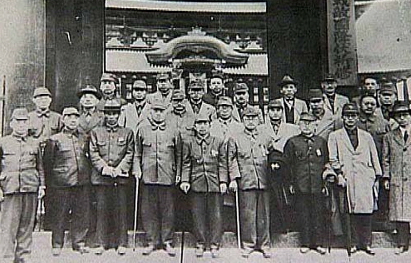1943년 일본 나라(奈良)신궁 참배 후 한국 개신교 목회자들이 신궁앞에서 기념 촬영을 하고 있다.
