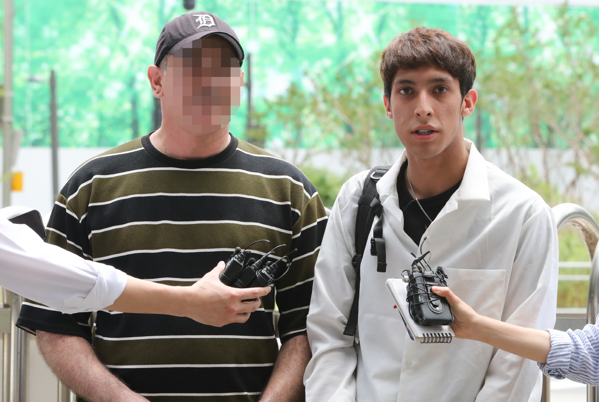 이란 출신 김민혁군 아버지가 디앙 6월 11일 난민 지위 재심사를 받기 위해 서울 양천구 서울출입외국인청 별관으로 들어가고 있다. 오른쪽은 김군.