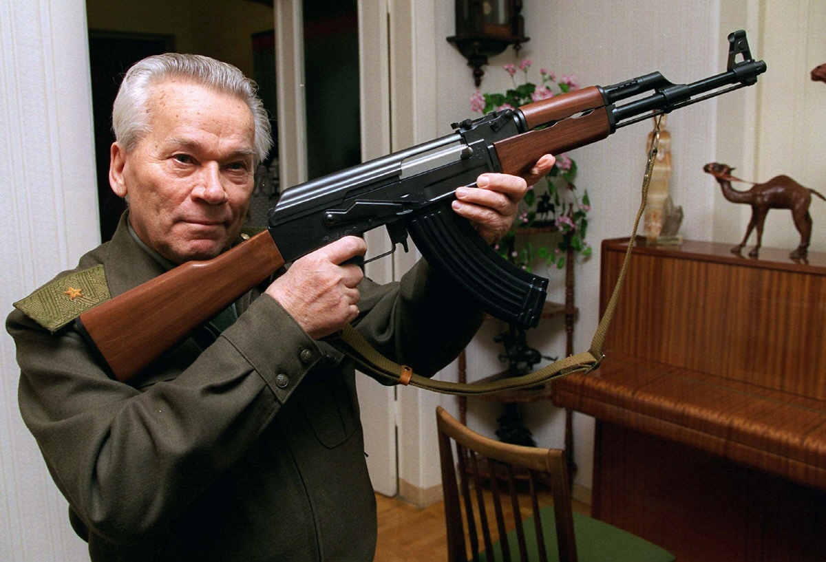 AK-47 소총 개발자인 러시아 미하일 칼라시니코프가 1997년 10월 이제프스크 자택에서 AK-47를 들고 있는 모습. 그는 지난 2013년 12월 23일 94세를 일기로 사망했다.