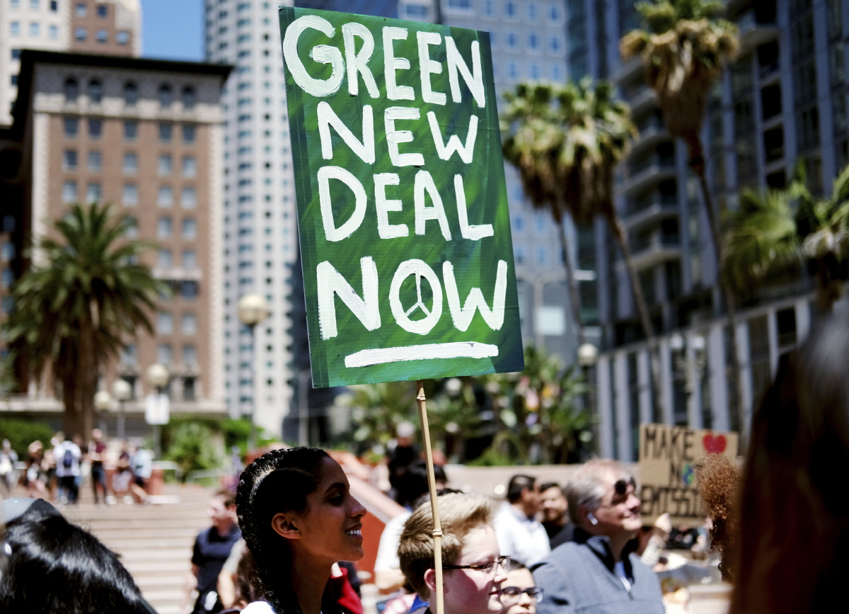 2019 년 5 월 24 일, 로스 앤젤레스 시내 퍼싱 스퀘어에서 '그린 뉴딜 (Green New Deal) 지지 집회에 참석한 기후 변화 운동가
