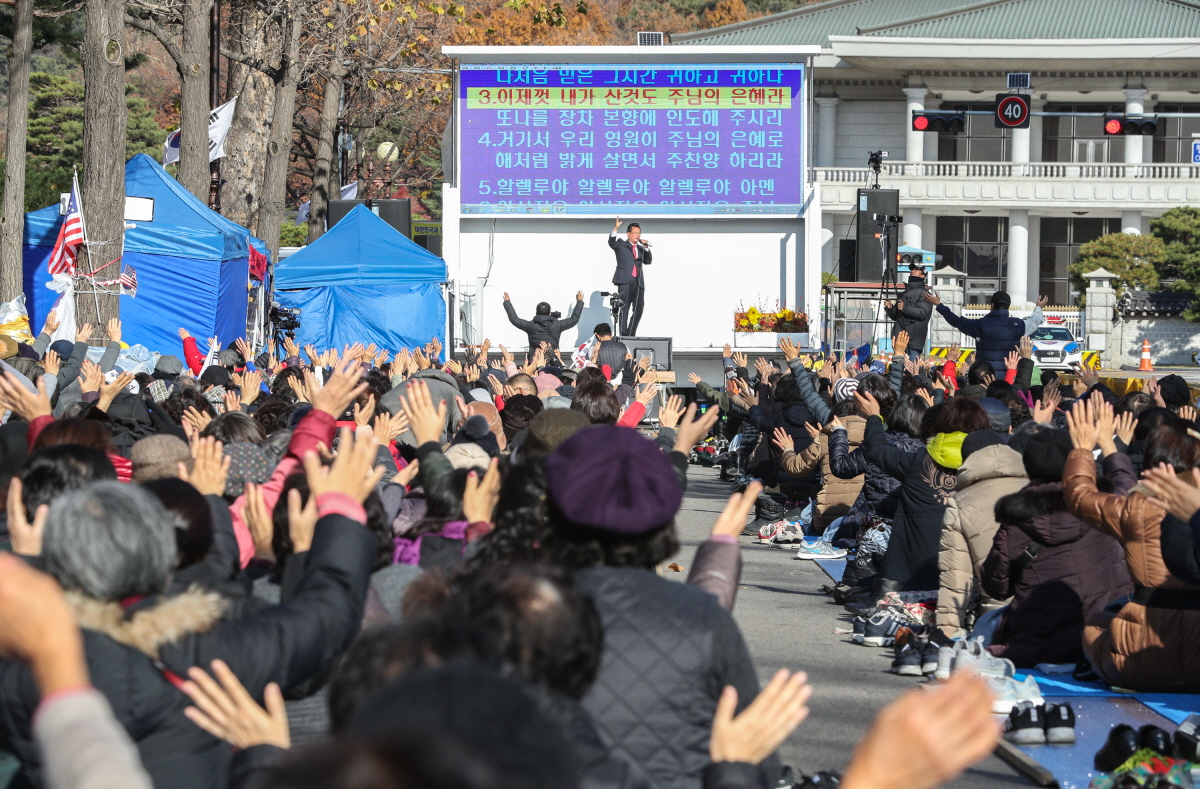 문재인하야 범국민투쟁본부'(범투본) 회원들이지난해 11월 26일 오전 서울 청와대 앞에서 집회를 하고 있다.
