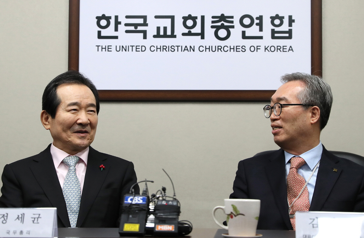정세균(왼쪽) 국무총리가 1월 17일 오전 서울 종로구 한국기독교회관의 한국교회총연합(한교총)을 예방해 김태영 공동 대표회장 등과 인사를 나누고 있다.