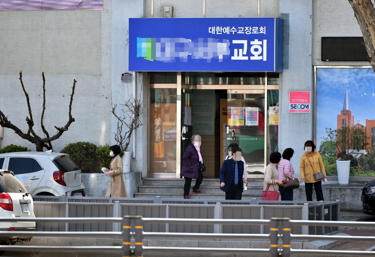 3월 22일 오전 대구의 한 교회에서 예배를 마친 신도들이 교회를 나오고 있다.