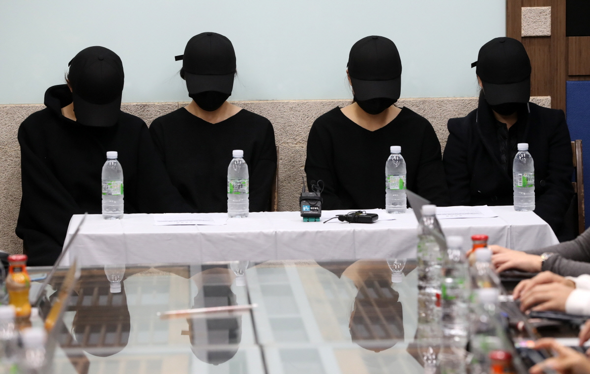 2018년 11월 6일 서울 종로 연지동 한국기독교회관에서 열린 교회 내 그루밍 성폭력 고발 기자회견에 참석한 피해 여성들.