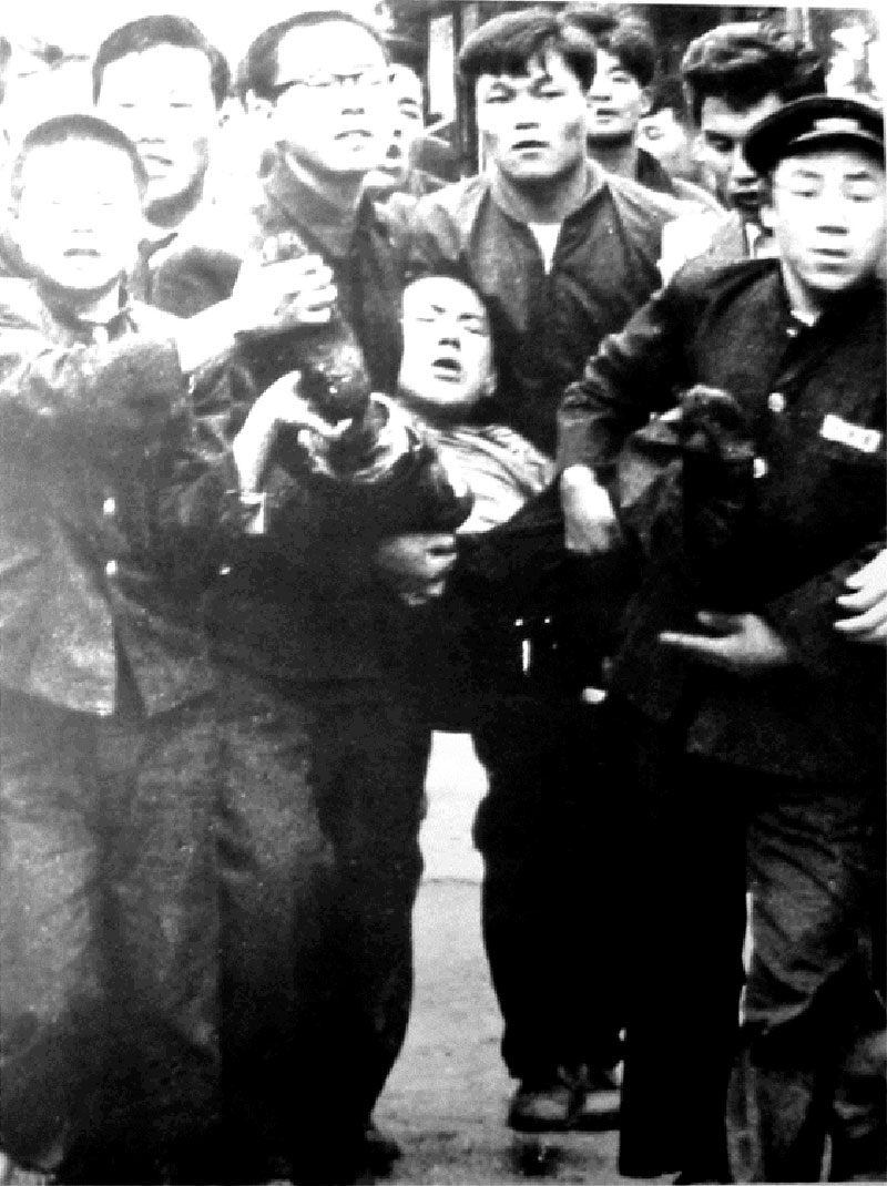 1960년 4월 19일 경무대로 향하던 시위대를 향해 경찰의 발포가 있었고, 현장에 있던 중학생이 부상을 당해 현장에 있던 대학생과 학생들이 환자를 이송하고 있다. 사진 왼쪽에서 세번째가 당시 서울대 법대 3학년이던 조영건 경남대 명예교수다.