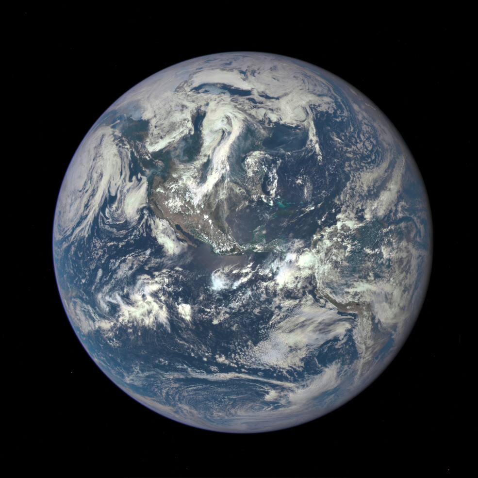 2015 년 7 월 6 일에 우주 관측 우주선의 NASA 과학 카메라로 4만5천km 떨어진 지구를 촬영한 사진