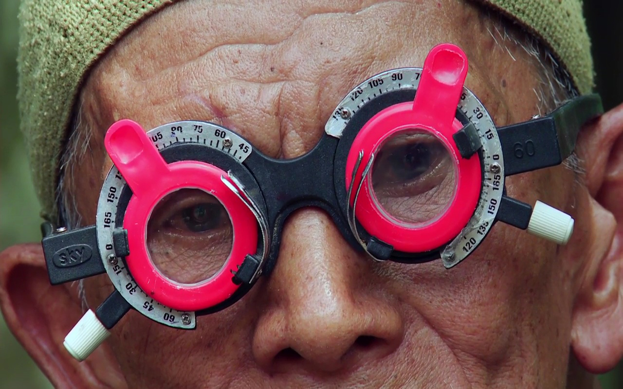 글로벌 초청 상영작인 덴마크 조슈아 오펜하이머 감독의 ‘침묵의 시선’(The Look of Silence, 2014)은 1965년, 100만여 명이 사망했던 인도네시아 군부정권 대학살에서 살아남은 생존자들이 당시의 가해자들을 찾아가 질문하는 작품이다.