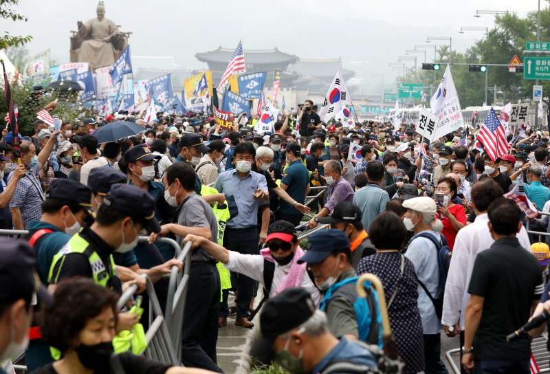 극우집회 참가자들이 지난 8월 15일 오전 서울 종로구 광화문광장에서 8·15 국민대회 집회중 경찰이 세워놓은 바리게이트를 넘어 도로로 나오며 경찰과 충돌하고 있다.