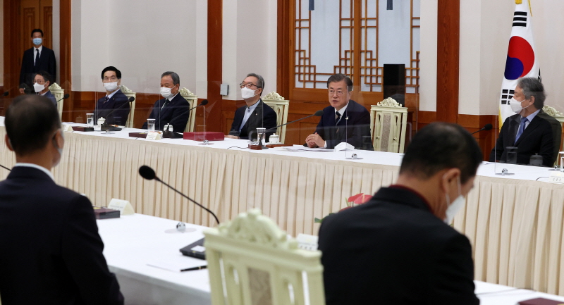 문재인 대통령이 8월 27일 오전 청와대 본관에서 열린 한국 교회 지도자 초청 간담회에 참석하고 있다. 이날 간담회엔 한국교회총연합(한교총) 공동대표회장 김태영·류정호·문수석 목사, 이홍정 목사(한국기독교교회협의회 총무), 소강석 목사(전국 17개 광역시·도 기독교연합회 상임고문), 10개 주요 교단 교단장들이 참여했다. 하지만, 문화체육관광부 통계에 의하면 한국 개신교 전체 교단은 374개에 달하는 것으로 알려졌다.