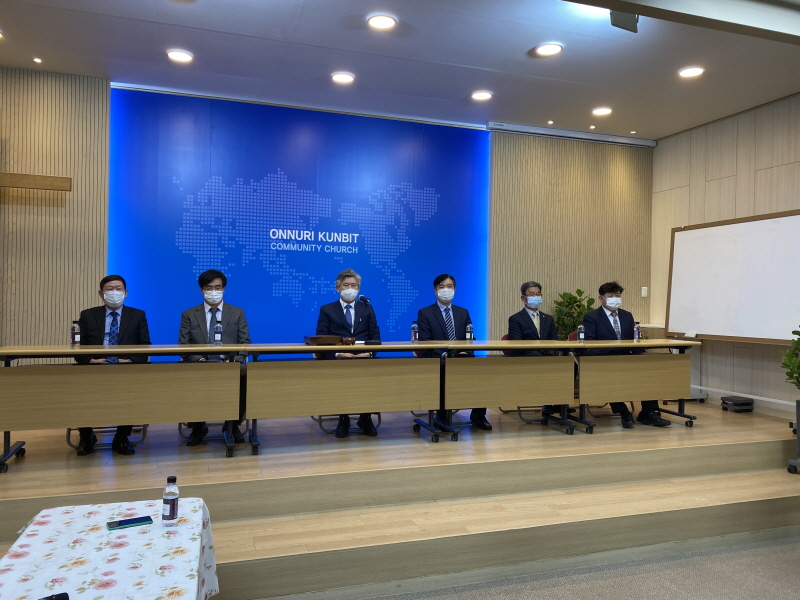 성소수자들을 축복했다는 이유로 교회재판에 기소된 이동환 목사에게 기독교대한감리회 경기연회 재판위원회는 15일 오후 1시 경기 용인시 온누리큰빛교회에서 열린 선고공판에서 정직 2년과 함께 재판비용 일체를 부담할 것을 선고했다. 사진은 재판 모습.