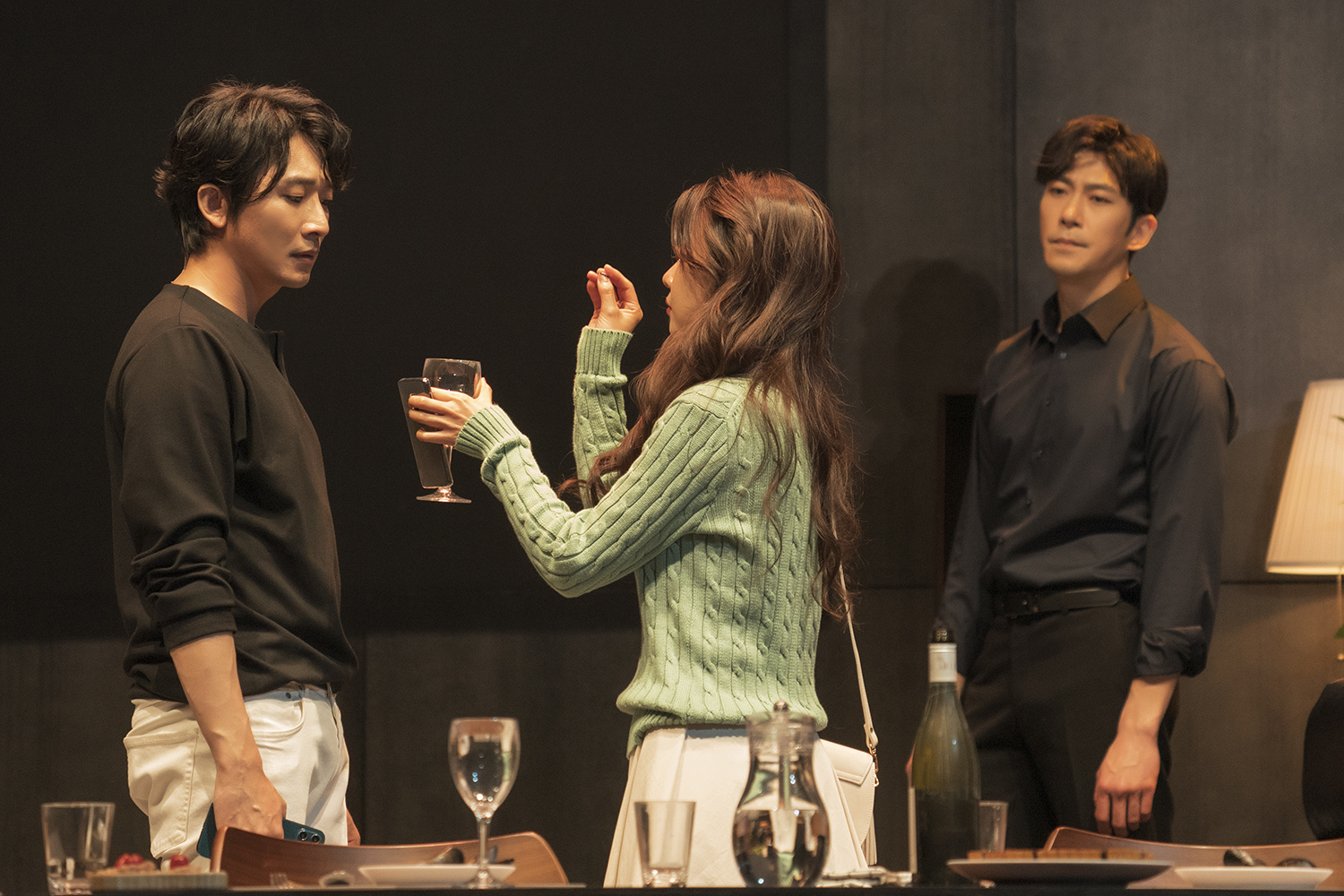 [리뷰] 휴대전화 속 당신의 이야기가 세상에 나온다면? 연극 ‘완벽한 타인’ - 민중의소리