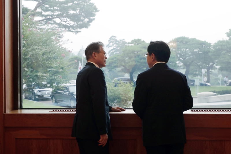문재인 대통령이 18일 청와대 본관 인왕실에서 열린 ‘정당 대표 초청 대화’를 마친 후 자유한국당 황교안 대표와 대화하고 있다. 2019.07.18.