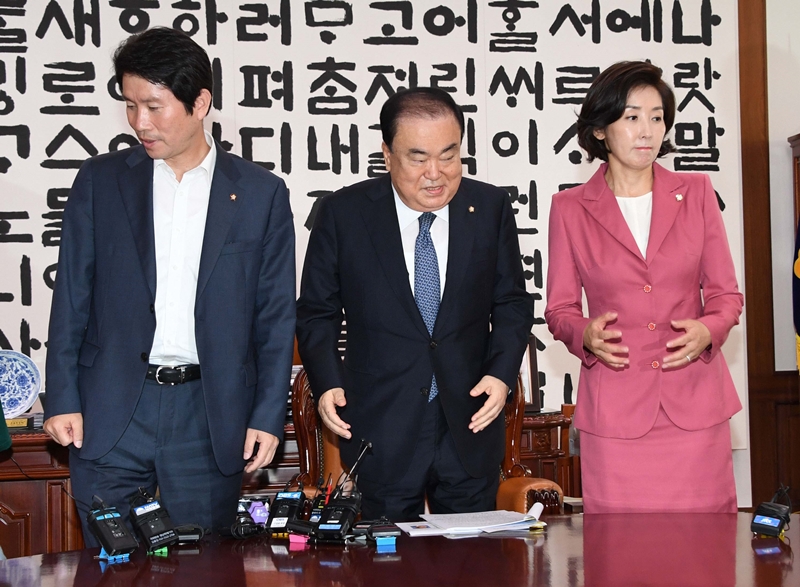 문희상 국회의장과 더불어민주당 이인영 원내대표, 자유한국당 나경원 원내대표가 2일 국회에서 열린 국회의장 원내대표 회동에서 인사를 나눈 뒤 자리에 앉고 있다. 2019.09.02.