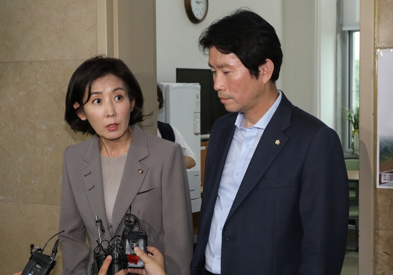 더불어민주당 이인영 원내대표와 자유한국당 나경원 원내대표가 4일 서울 여의도 국회 운영위실에서 조국 법무부 장관 후보자 인사청문회 관련 회동을 마친 뒤 회의실을 나서고 있다.
