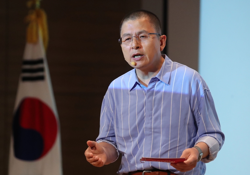 자유한국당 황교안 대표가 22일 서울 여의도 국회에서 열린 ‘2020 경제대전환:민부론’ 발간 국민보고대회에서 프리젠테이션 발표를 하고 있다. 2019.09.22.