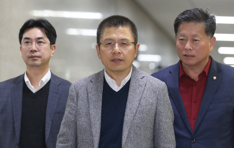 자유한국당 황교안 대표가 8일 오전 서울 여의도 국회에서 열린 민부론(民富論) 후속 입법 세미나에 참석하고 있다. 2019.11.08.
