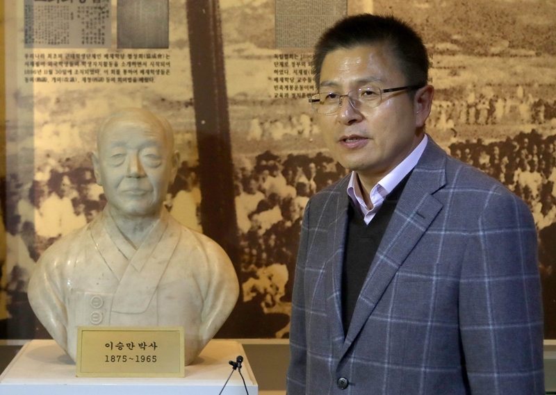 자유한국당 황교안 대표가 12일 오후 서울 중구 배재학당 역사박물관에서 열린 교육정책 발표 기자회견에 앞서 배재학당 출신인 이승만 전 대통령 흉상을 살펴보고 있다.