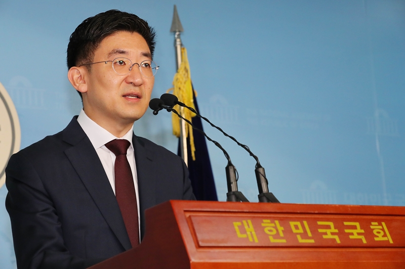 자유한국당 김세연 의원이 17일 오전 서울 여의도 국회 정론관에서 긴급기자회견을 열고 총선 불출마 선언을 하고 있다. 2019.11.17.