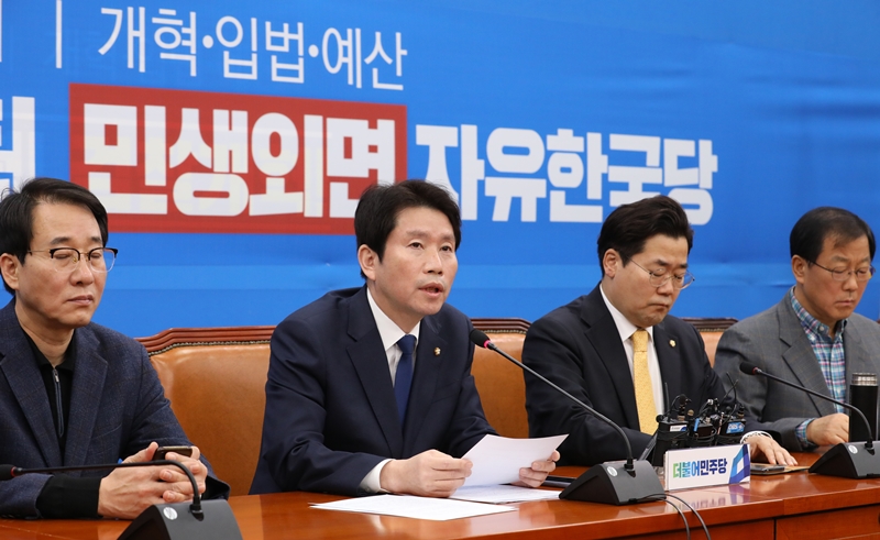 더불어민주당 이인영 원내대표가 1일 오전 서울 여의도 국회 더불어민주당 원내대표실에서 현안 관련 기자간담회를 하고 있다. 2019.12.01.