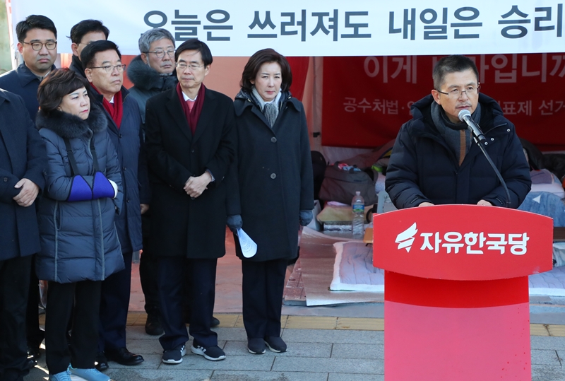 자유한국당 황교안 대표가 2일 오전 청와대 분수대 앞에서 열린 현장 최고위원회의에 참석해 모두발언하고 있다. 2019.12.02.