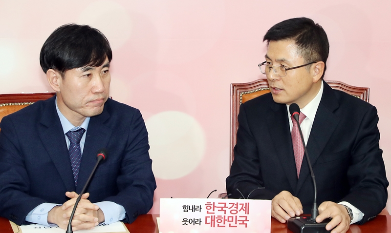자유한국당 황교안 대표가 7일 오후 서울 여의도 국회에서 예방 온 하태경 새로운보수당 책임대표와 덕담을 나누고 있다. 2020.01.07.