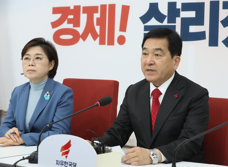 자유한국당 심재철 원내대표가 12일 오후 국회에서 기자간담회를 열고 현안 관련 발언을 하고 있다. 2020.01.12.