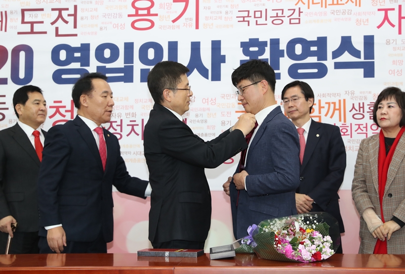 자유한국당 영입 인사 4호 이종헌 씨가 16일 서울 여의도 국회에서 열린 자유한국당 영입 인사 환영식에서 황교안 대표로부터 붉은 넥타이를 선물 받고 있다. 2020.01.16.