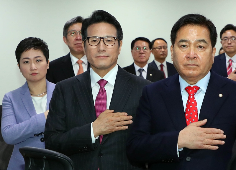 통합신당준비위원회 심재철(오른쪽부터) 공동위원장, 정병국 공동위원장, 박형준 공동위원장, 이언주 공동위원장이 13일 서울 여의도 국회 의원회관에서 열린 통합신당 당명과 당헌 강령을 협의하는 회의에 참석해 국민의례를 하고 있다. 2020.02.13.