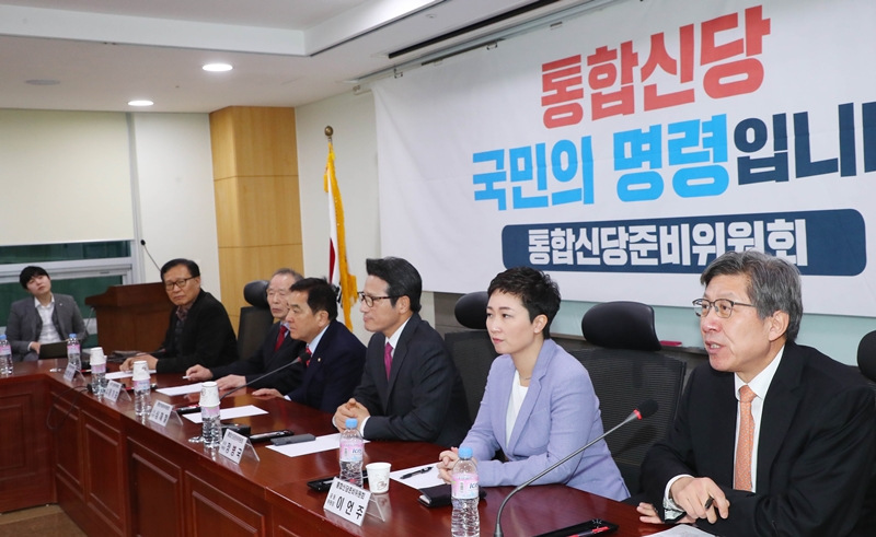 통합신당준비위원회 박형준(오른쪽) 공동위원장이 13일 서울 여의도 국회 의원회관에서 열린 통합신당 당명과 당헌 강령을 협의하는 회의에 참석해 발언하고 있다. 2020.02.13.