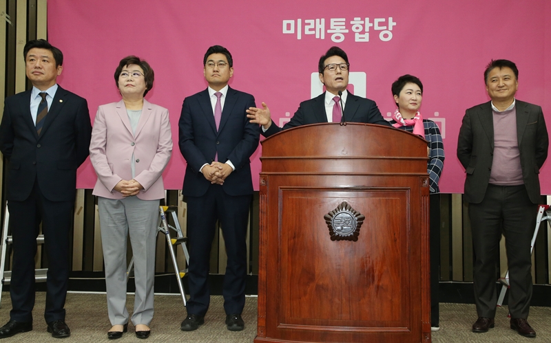 미래통합당 유의동(왼쪽부터), 이혜훈, 오신환, 정병국, 이언주 의원, 김영환 전 의원이 18일 서울 여의도 국회에서 열린 미래통합당 첫 의원총회에 참석해 인사하고 있다. 2020.02.18.
