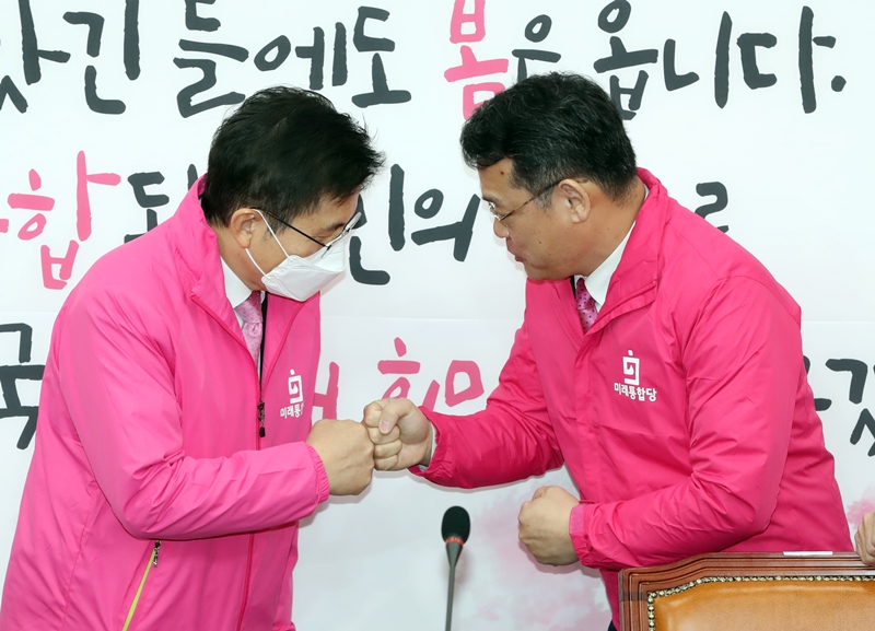 미래통합당에 입당한 임재훈 의원이 20일 서울 여의도 국회에서 열린 당 최고위원회의에 참석해 황교안 대표와 인사하고 있다. 2020.02.20.
