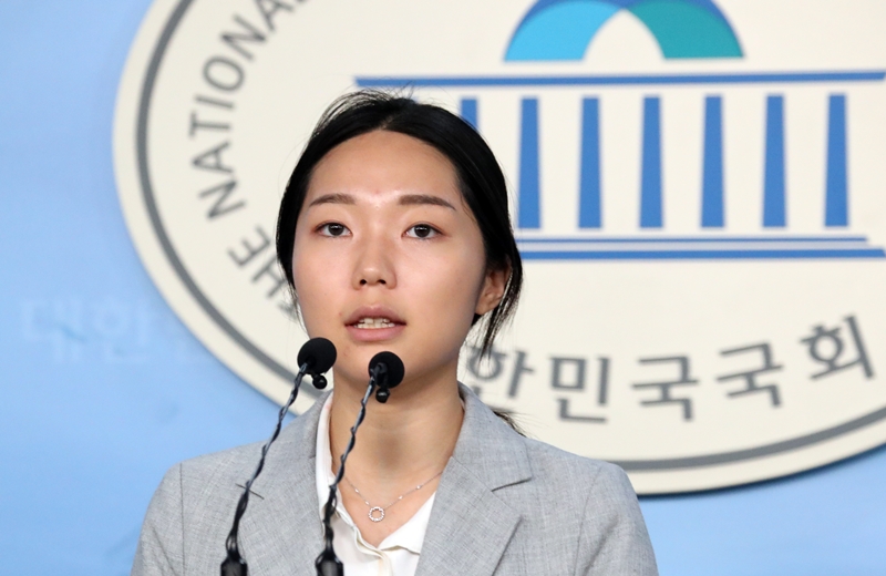 브리핑하는 정의당 강민진 대변인(자료사진)