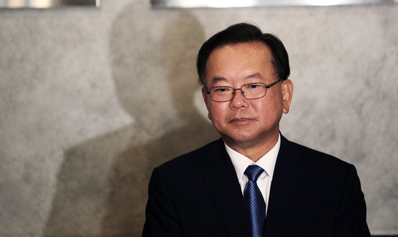 김부겸 더불어민주당 전 의원이 16일 오후 서울 영등포구 여의도의 한 카페에서 취재진 질문을 경청하고 있다.