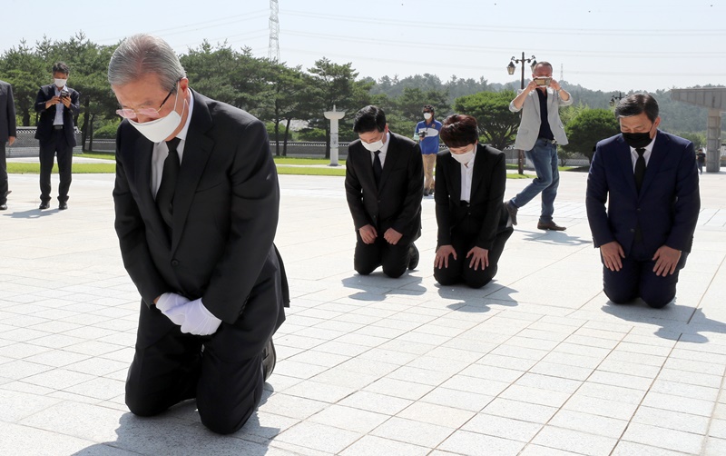 미래통합당 김종인 비상대책위원장이 19일 오전 광주 북구 운정동 국립 5·18 민주묘지를 찾아 오월 영령 앞에 무릎을 꿇고 있다. 2020.08.19