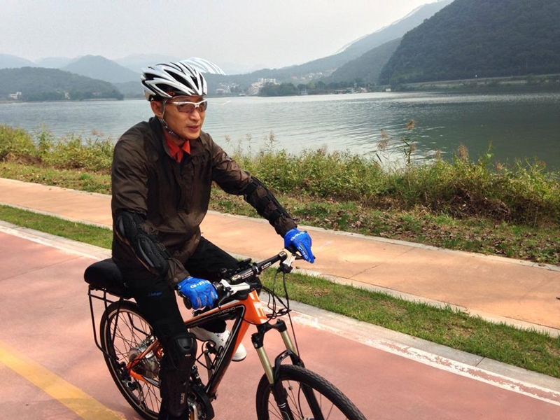 지난 2013년 10월 2일 이명박 전 대통령이 4대강 가운데 하나인 북한강 자전거 도로에서 자전거를 타는 모습. 이 전 대통령은 페이스북에 사진을 게시하며 “탁 트인 한강을 끼고 달리니 정말 시원하고 좋다”며 “여러분도 한번 나와보세요”라고 말했다.