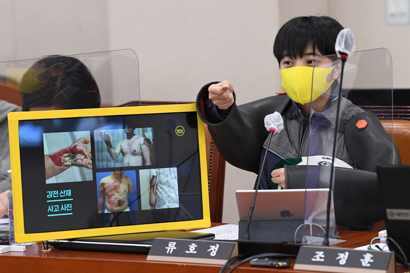 정의당 류호정 의원이 15일 오후 서울 여의도 국회에서 열린 산업통상자원중소벤처기업위원회의 한국전력공사, 한국수력원자력, 한국남동발전 등에 대한 국정감사에 배전 노동자의 작업복을 입고 피감기관 관계자들에게 질의하고 있다. 2020.10.15.
