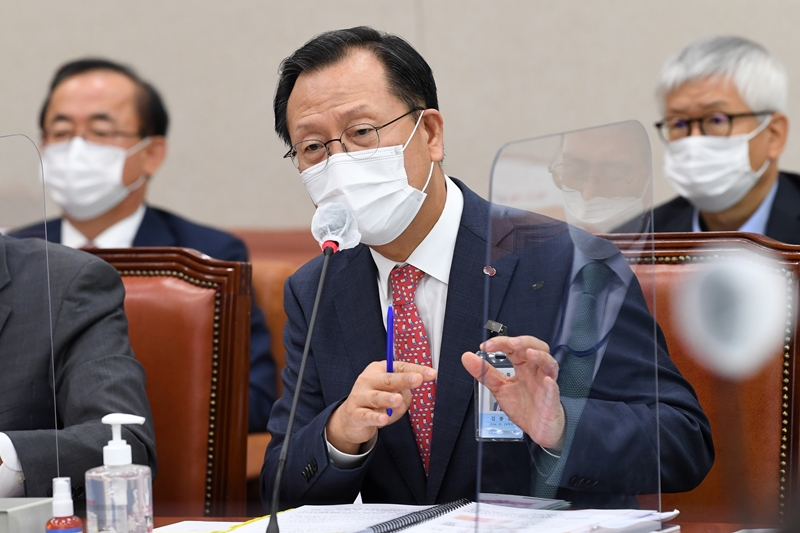 김종갑 한국전력공사 사장이 15일 서울 여의도 국회에서 열린 산업통상자원중소벤처기업위원회의 한국전력공사, 한국수력원자력, 한국남동발전 등에 대한 국정감사에 출석해 의원 질의에 답변하고 있다. 2020.10.15.