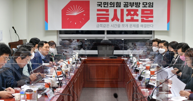 국민의힘 김기현 의원이 20일 서울 여의도 국회에서 열린 국민의힘 공부 모임 ‘금시쪼문’ 조찬모임에 참석해 인사말을 하고 있다. 2020.11.20.
