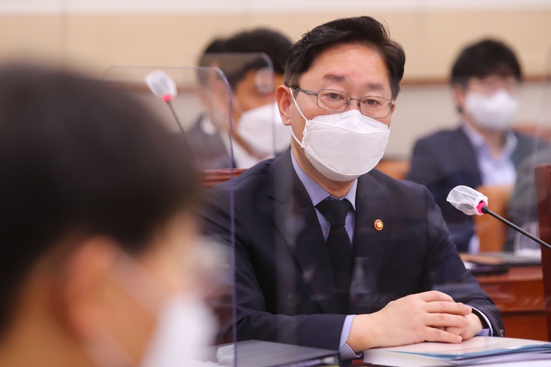 박범계 법무부 장관이 22일 오전 국회에서 열린 법제사법위원회 전체회의에서 의원들의 질문에 답변하고 있다. 2021.02.22.