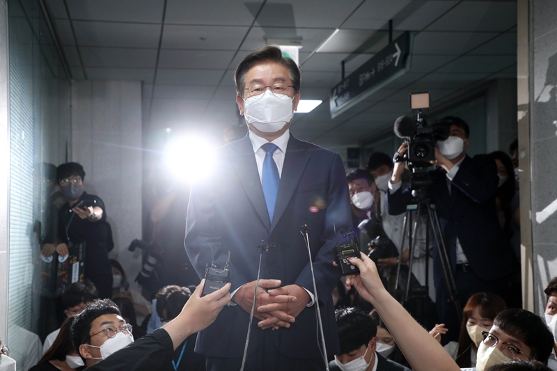 더불어민주당 이재명 의원이 7일 오전 서울 여의도 국회 의원회관 내 의원실로 첫 등원을 하며 취재진의 질문에 답변하고 있다. 2022.06.07.