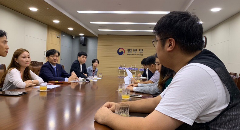11일 오전 11시 과천 정부종합청사 법무부 소회의실에서는 청년들과 조국 법무부 장관의 대담이 1시간 30분 가량 진행됐다.<br