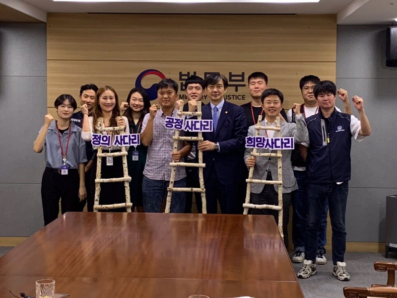 11일 오전 11시 과천 정부종합청사 법무부 소회의실에서는 청년들과 조국 법무부 장관의 대담이 1시간 가량 진행됐다.<br